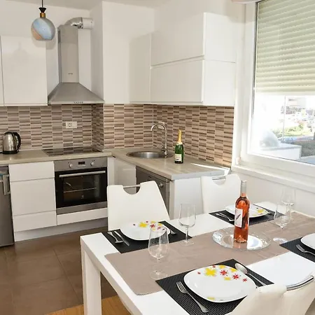 Apartment Leon Sa Privatnim Parkingom Zara Esterno foto